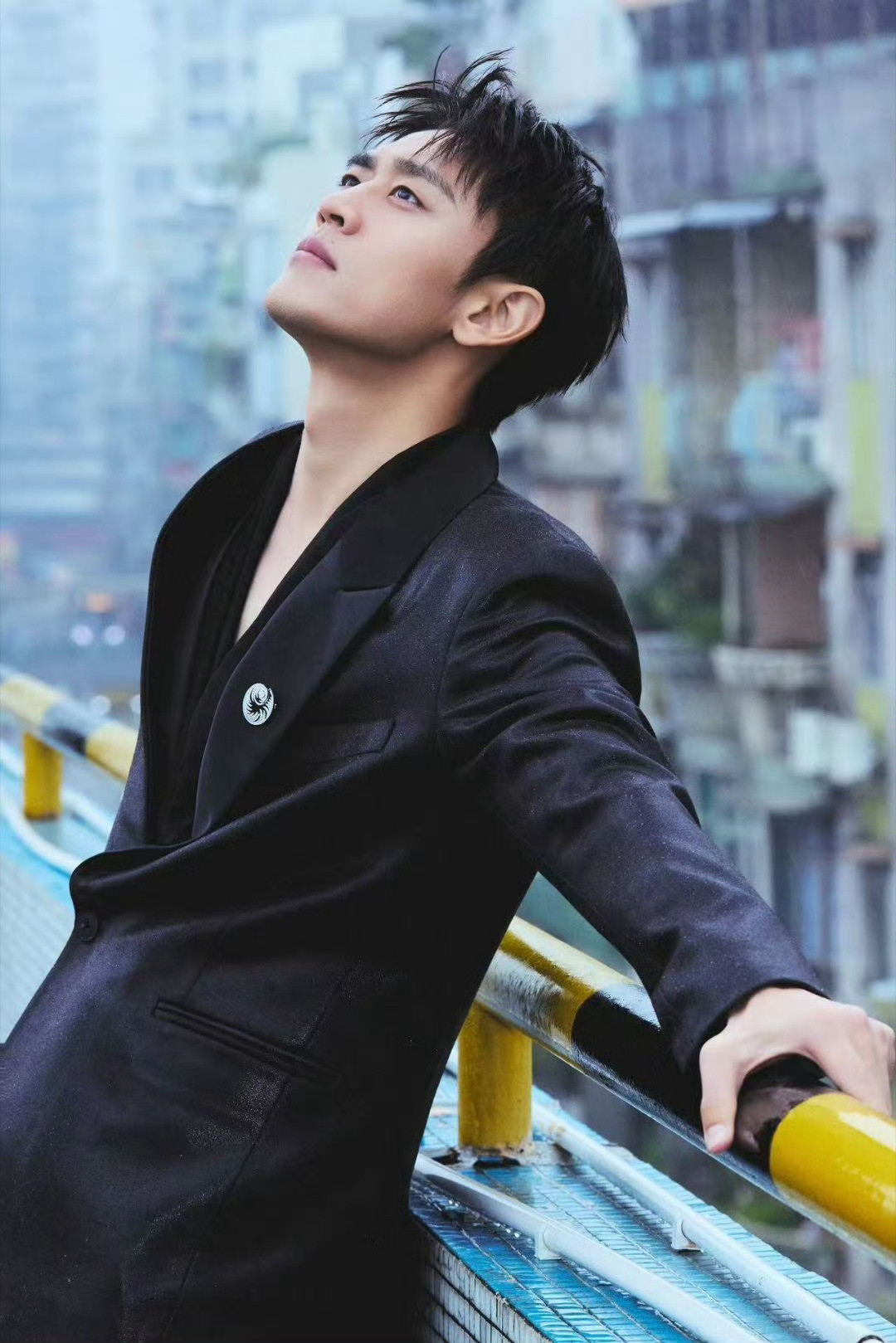 王天辰两种风格两种反差王天辰风格切换绝了，西装造型，飒爽劲儿十足，走路都带风。可