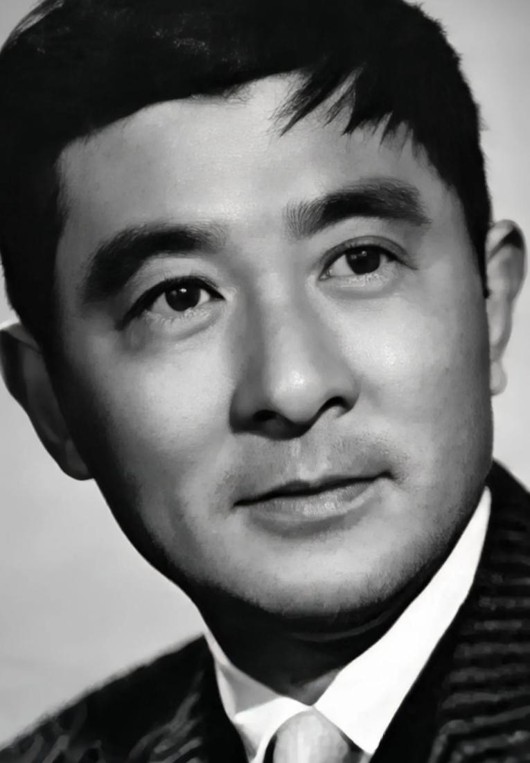 1945年，被关押6年的赵丹出狱，当他飞奔去见朝思暮想的妻子时，却发现她挺着大孕