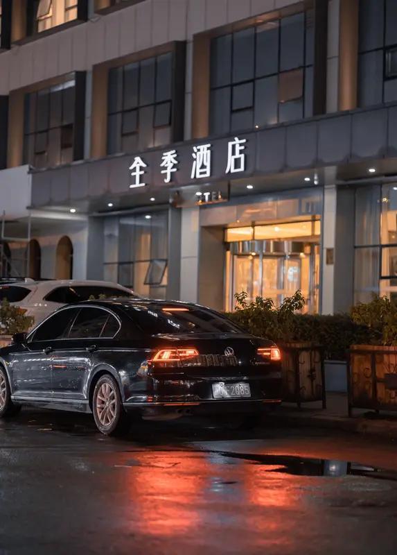 多平台下架全李酒店这事挺有意思。大连这家“全李酒店”，就改了全季酒店一个字，远看