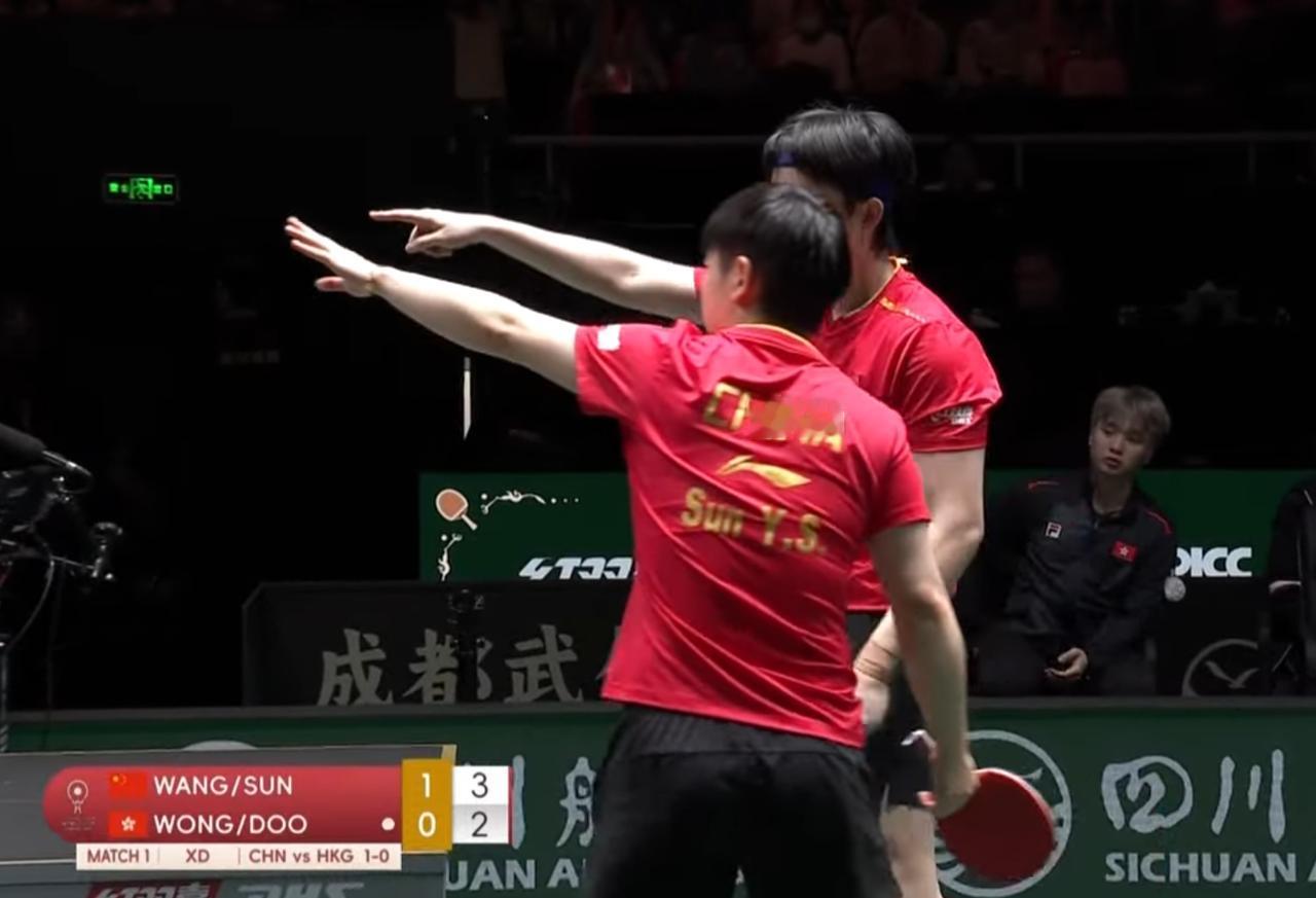 突发！孙颖莎和王楚钦，两人都不打了，一起指着看台。我估计大概率是有人用闪光灯了