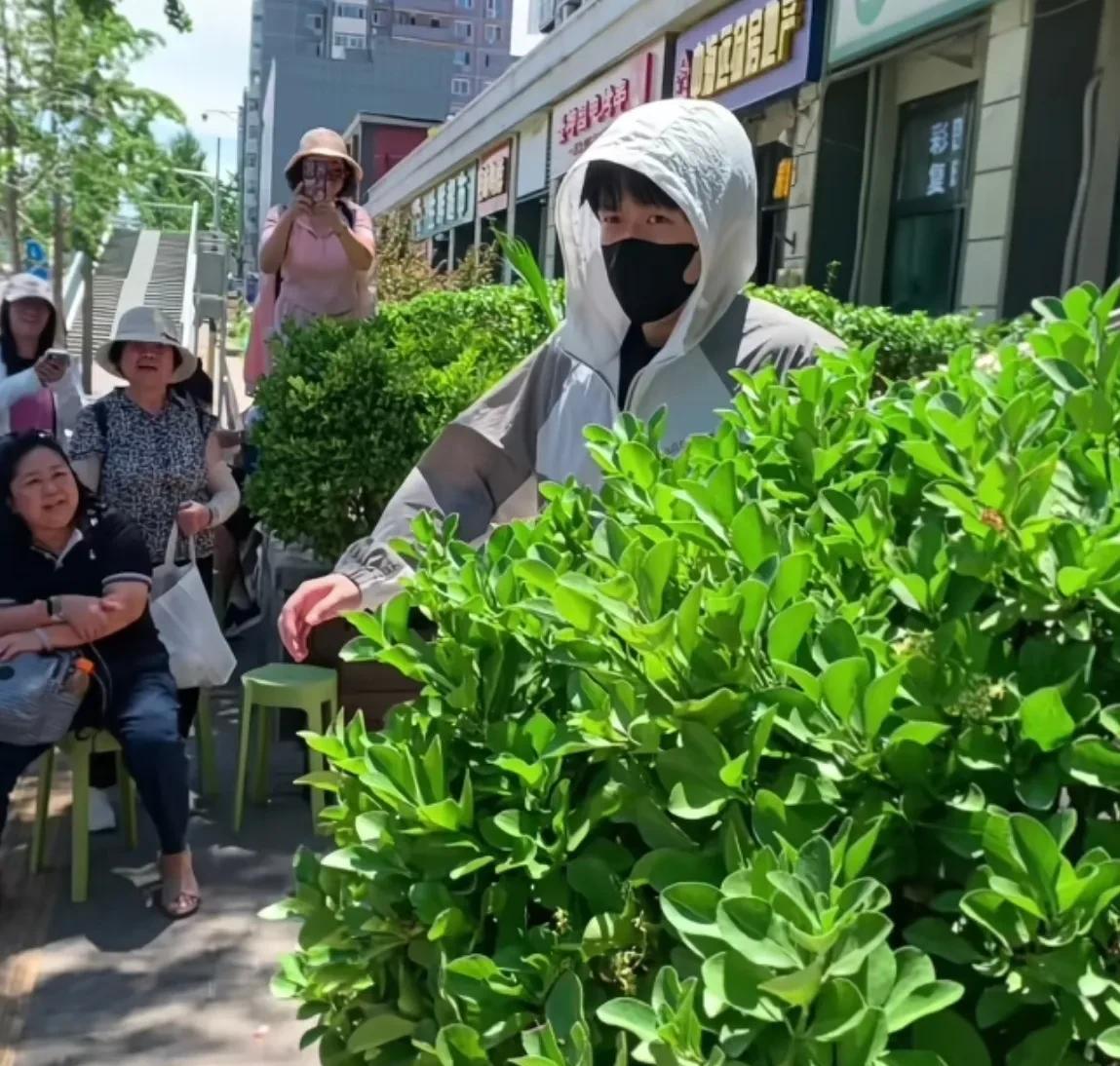 真球迷与代拍还是有区别的！王楚钦外出吃饭，有球迷碰见后，也只是远远的拍照，没有