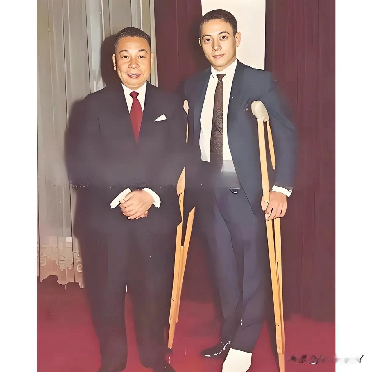 这才是他们儿子俩的真实貌相，不是演员饰演的角色！这张老照片拍摄于上世纪六十年代末