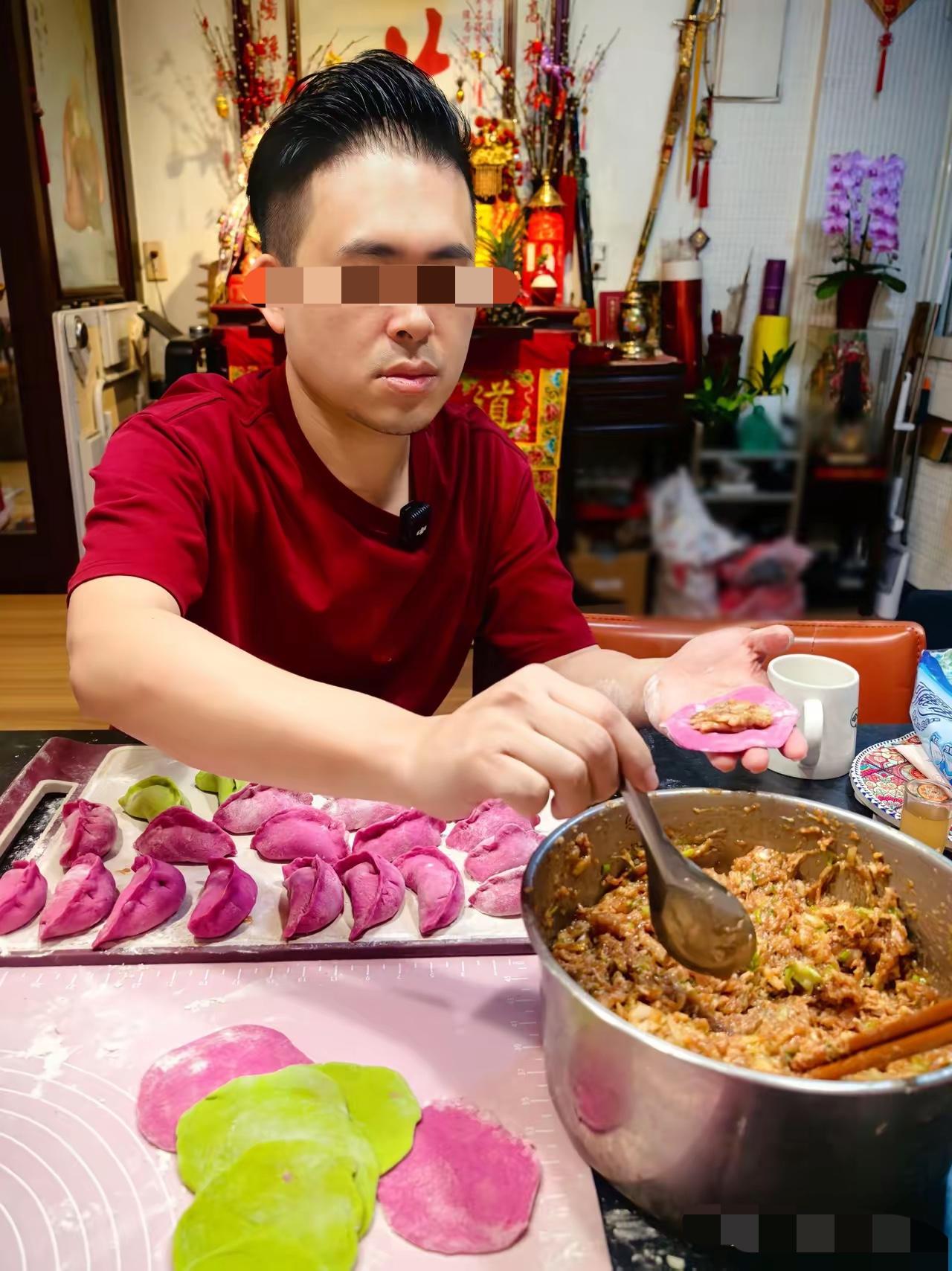 大年夜最动人的年味，从来不是山珍海味，而是一家人凑在一起，把祝福包进面皮里。我家