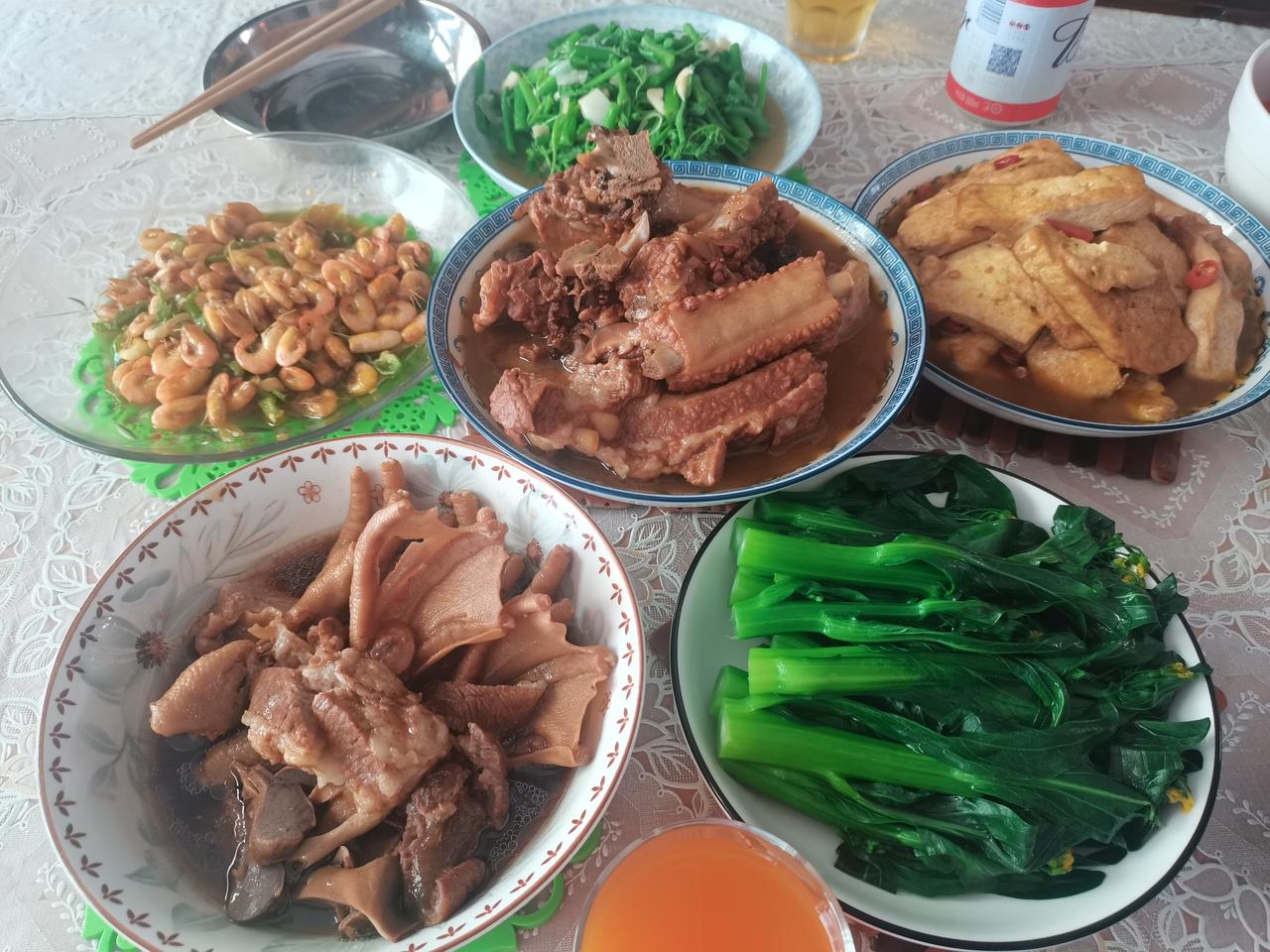 “五一”假期没有出行的计划，宅家也挺好的，昨天晚上讲好了今天一起去市场买菜，市场