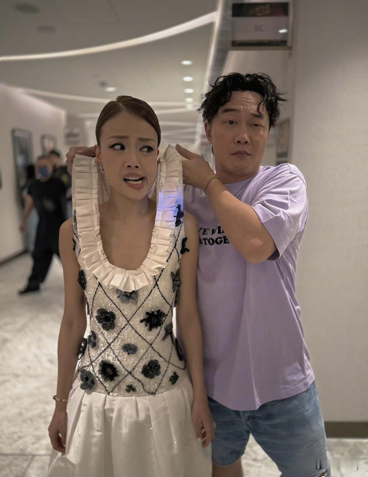 陈奕迅直接把容祖儿当袋子提起来了，还可以拎着走。