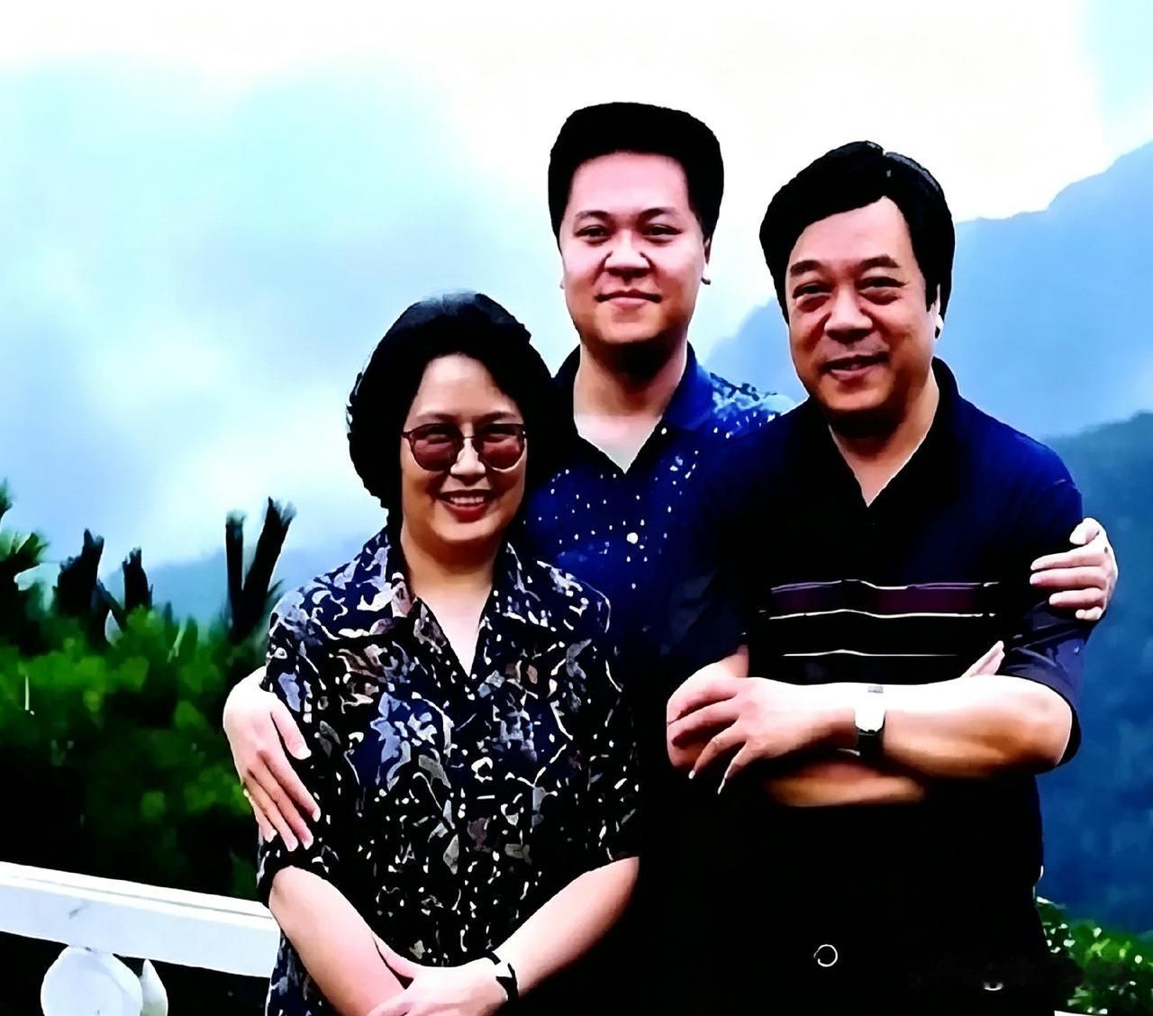 刷到赵忠祥老师一家三口的合影，真亲切。他儿子赵方没走文艺路，听说一直在搞IT，挺