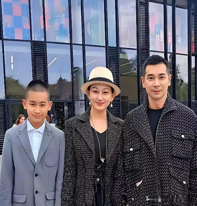 赵文卓夫妻真是最低调的，张丹露和赵文卓结婚20年，生了三个孩子如今也是把孩子送