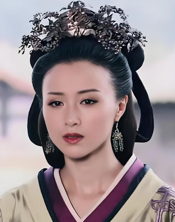 公元前195年，刘邦去世，薄姬跪在他的灵前痛哭。此时吕后走来，对她温柔地说：“你