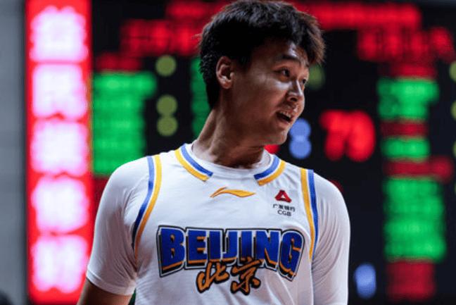 怪不得赵睿和周琦都愿意去北京队打球，不仅钱给的多也给户口和豪宅，就连上场时间都省