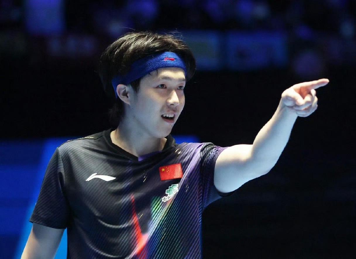 王楚钦战胜张本智和，与王皓隔空互动！在海口亚洲杯男单决赛的舞台上，王楚钦与日