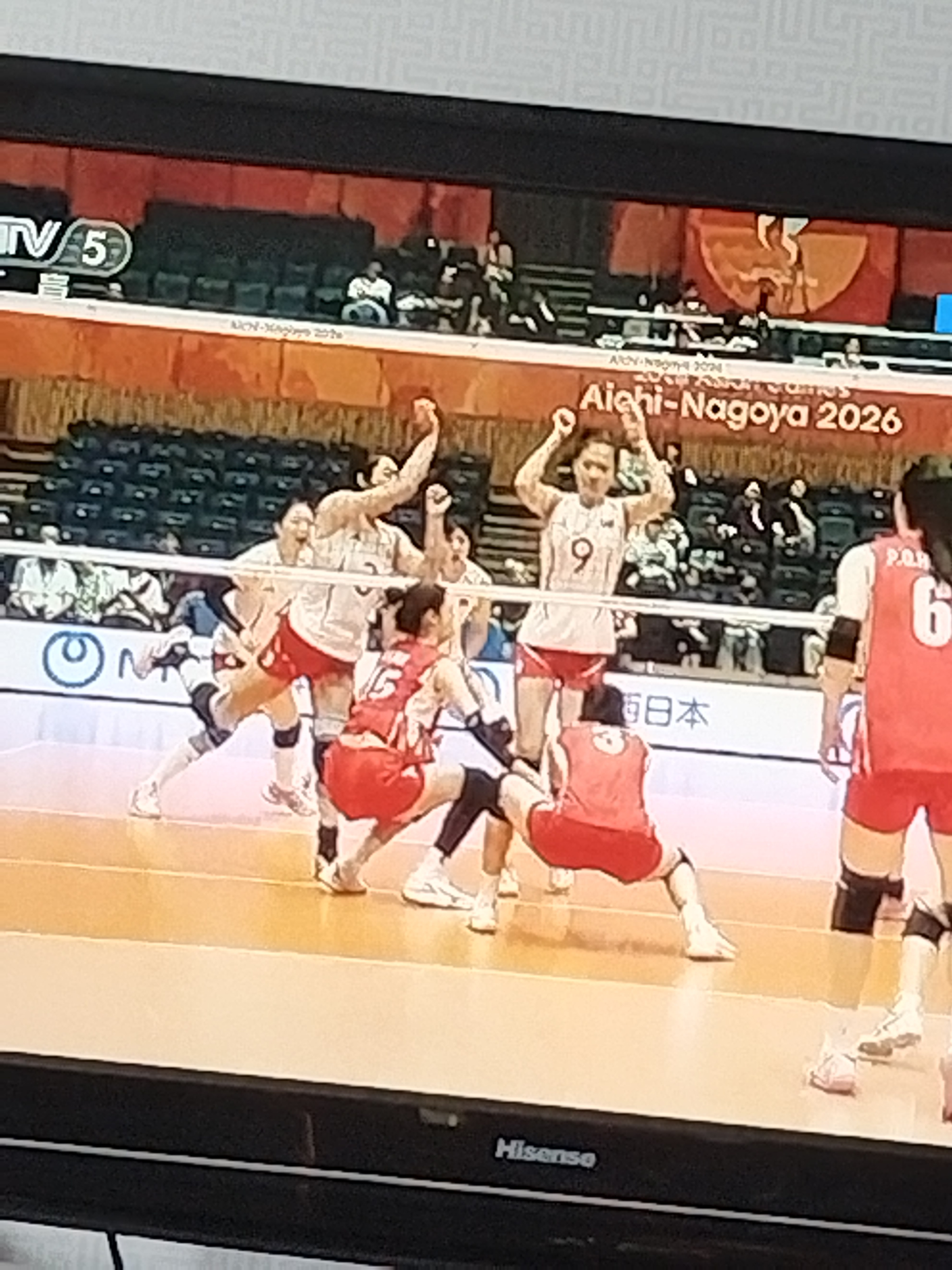 随着吴梦洁的一记重扣，中国女排在决胜局15：6战胜泰国女排，最终3:2淘汰泰国，打进了亚运会女排的决