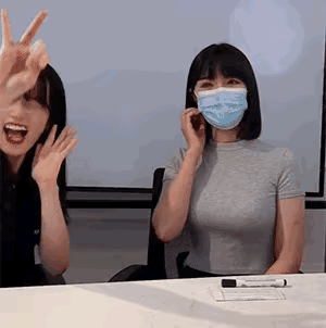 她要是没那么早摘口罩的话，应该还会在网络上火一段时间。