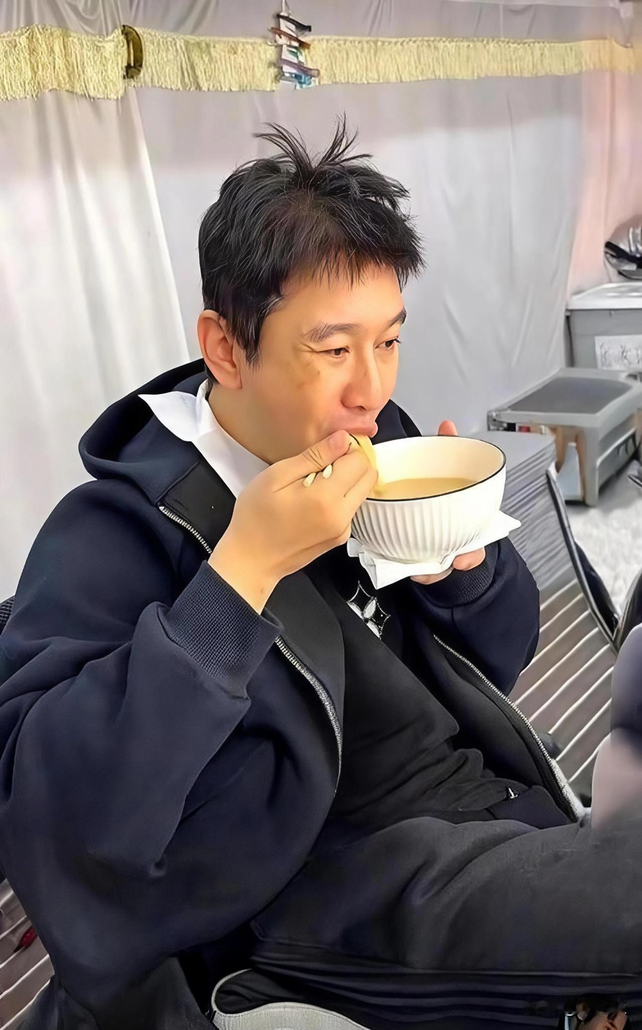 饭馆偶遇黄晓明，他点了一碗面在吃，特地拍了几张他吃饭的照片，发现教主是真的老了。