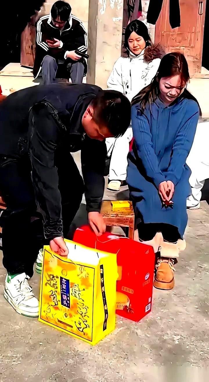 小伙子买了几百块钱的礼物到女方家去相亲，聊了半天，女子反反复复就只有一句话：“我