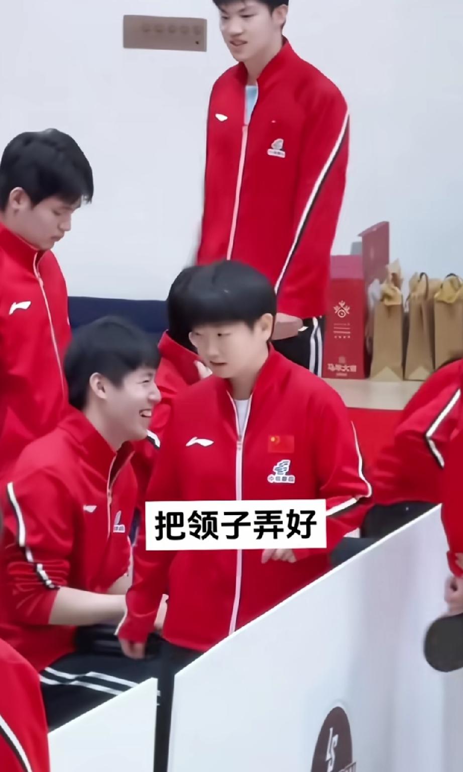 原来莎莎走过去这个笑的非常灿烂的男生是温博瑞。他也在慢慢成长，敢打敢拼。看到莎莎