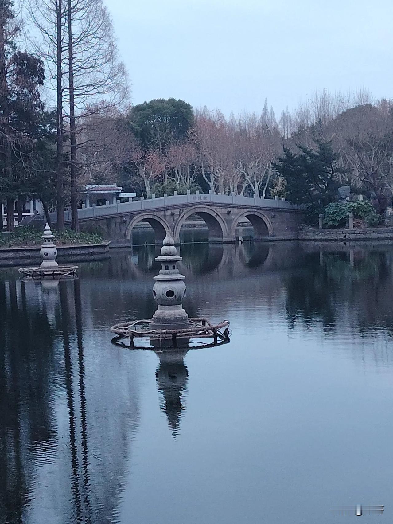 我79年到杭州西湖去玩，那是天很冷，早晨6点多西湖，看上去雾都茫茫，那个景色不知