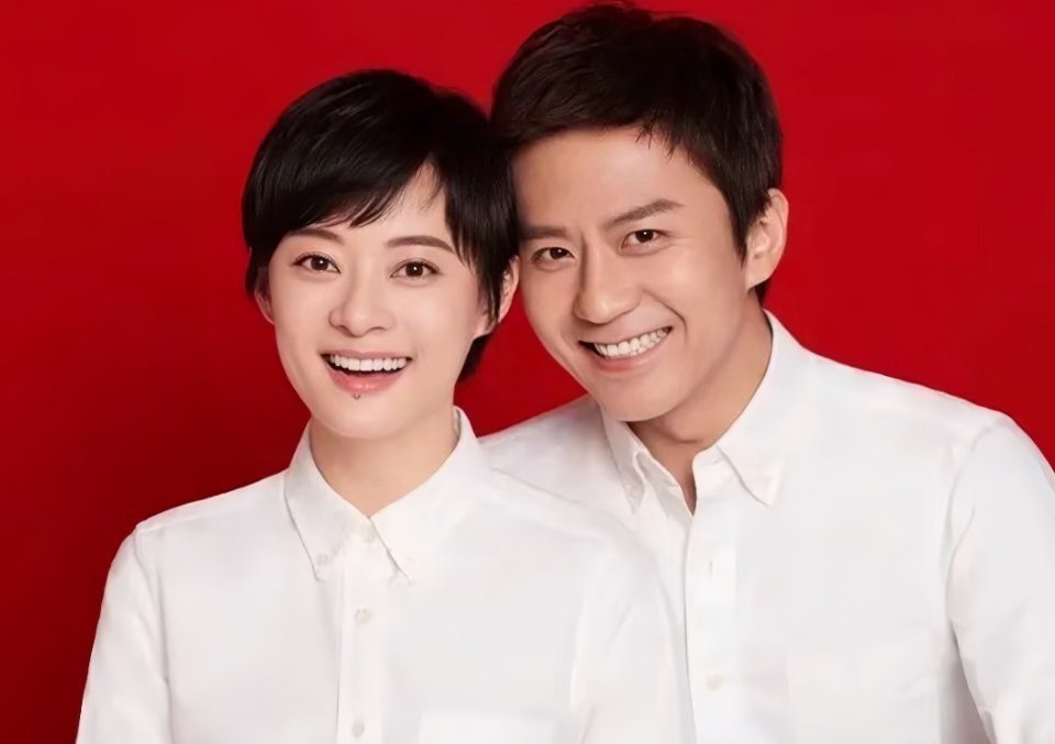 以为邓超偷穿孙俪衣服邓超孙俪越来越夫妻相了，感情好就会越长越像吗哈哈哈哈~