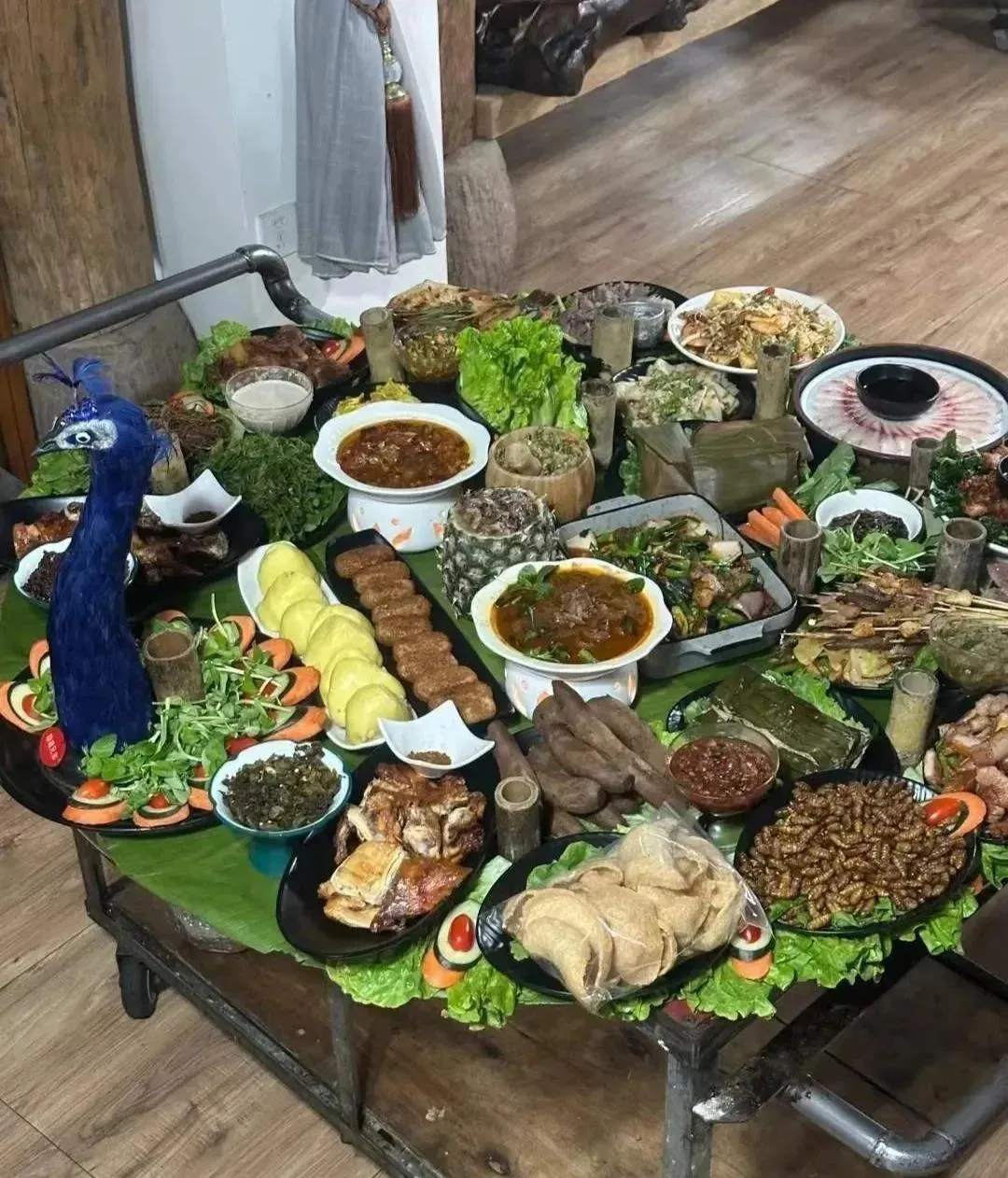 老板请客，看着就不敢动筷子