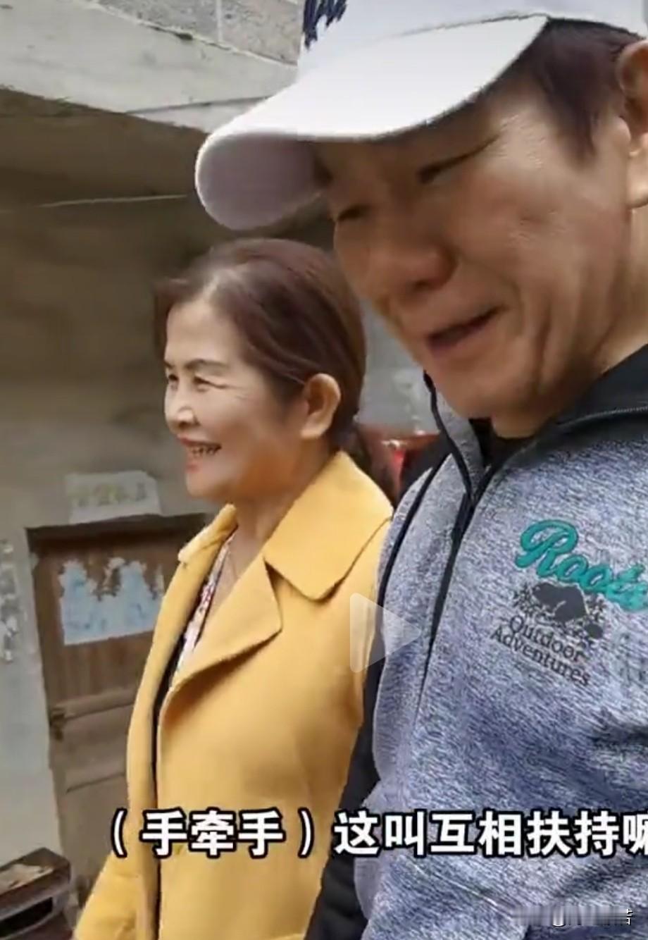 赵传和堂妹手拉手的画面太温馨了。11月3日，赵传回到广西崇左，和堂妹一起拜祭