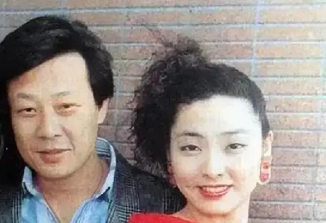 他中风倒下的那一刻，两个妻子都接到了电话。不是电视剧。是台北某医院的现实病房