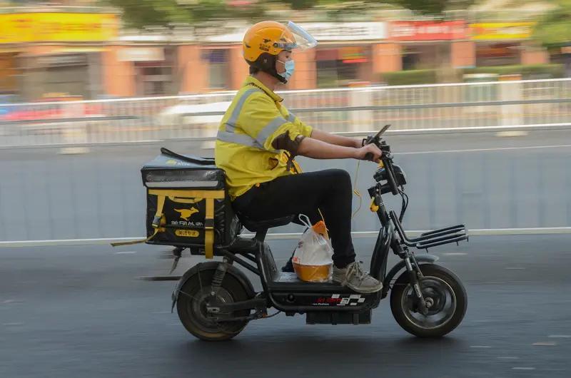 石家庄外卖小哥事件：谁把老实人逼到了墙角？石家庄外卖小哥这事太戳心了！离职被