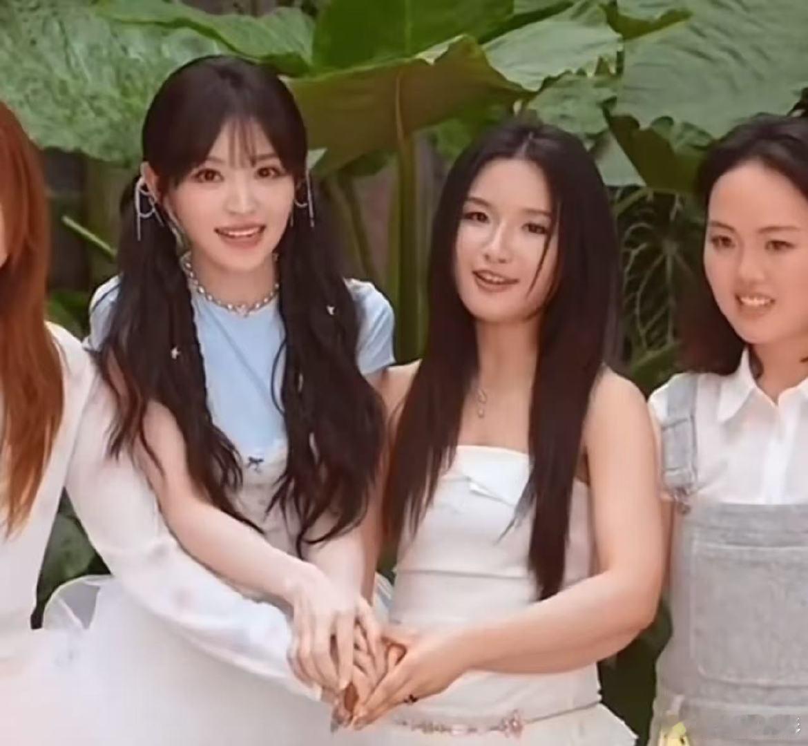 田曦薇主动牵落单女生的手田曦薇主动牵落单女生的手好暖。田曦薇牵落单女生的手