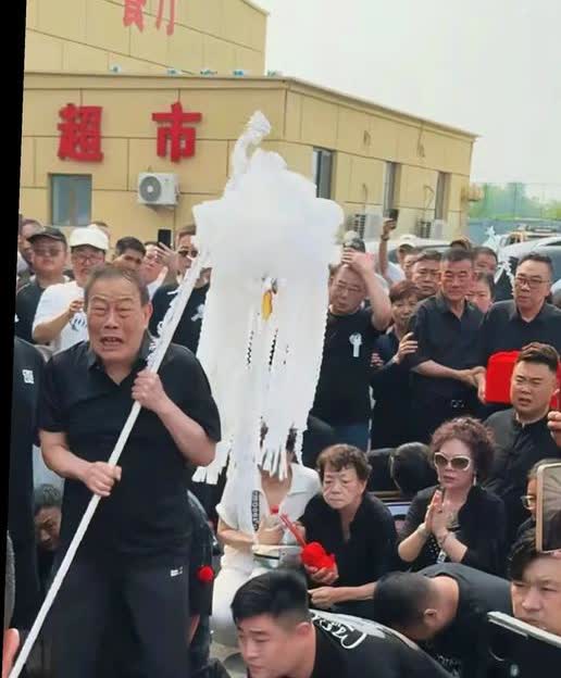 杨少华出殡杨威哭瘫软杨议只是象征性的鞠个躬，也没见掉泪，其余的时间手里盘