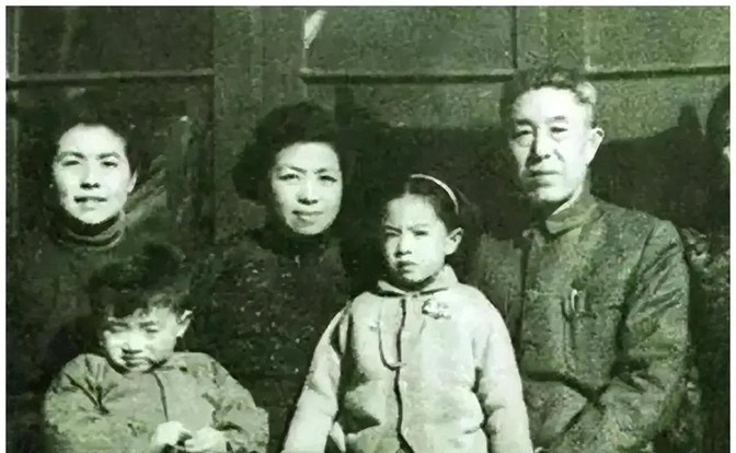 1977年，抗日名将郑洞国的小女儿郑安玉被人杀死在宿舍。一生坚毅果敢的郑洞国，听