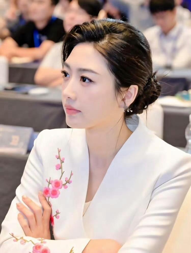 孙乐言这几张真的很国泰民安