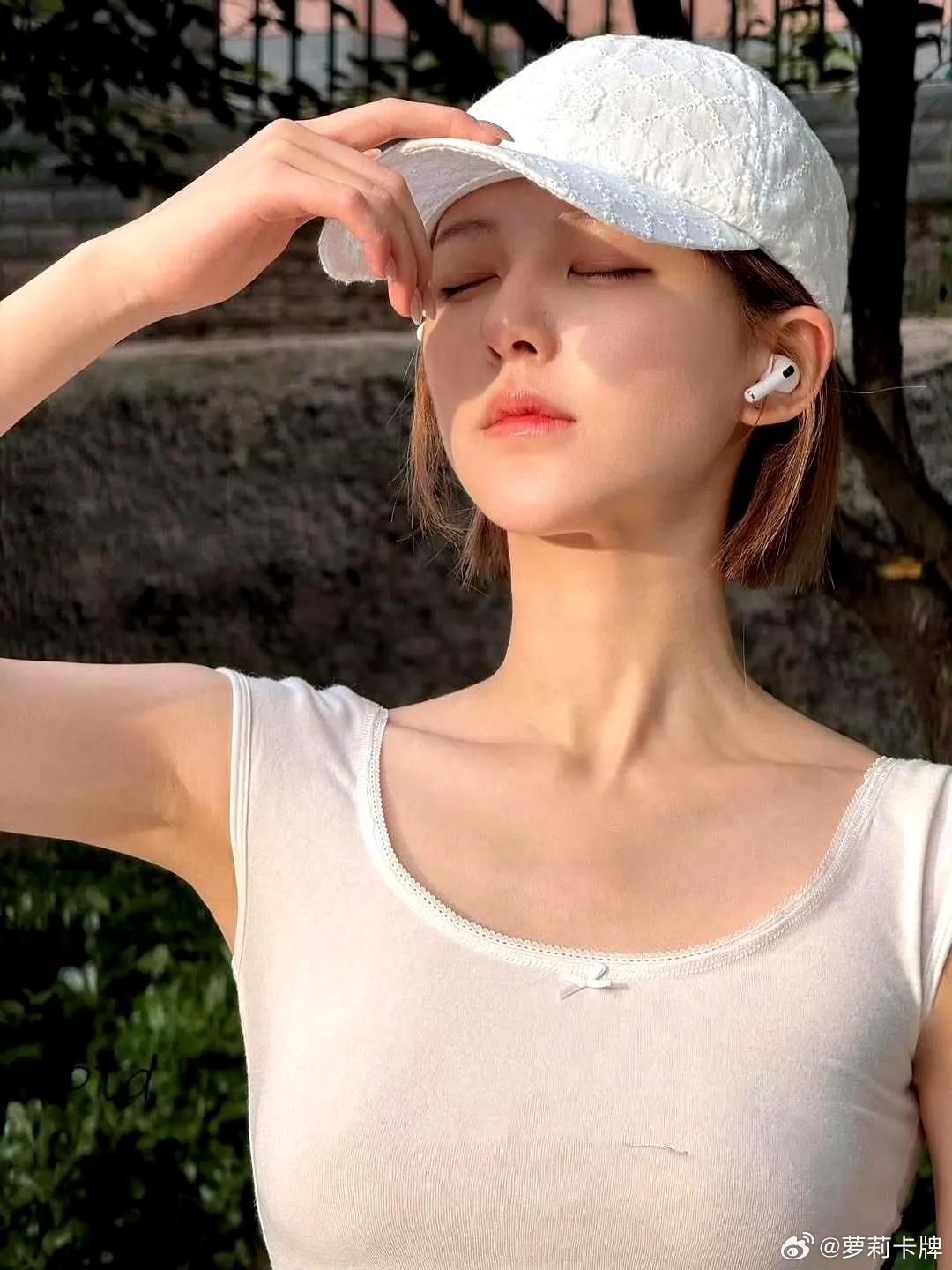 赵露思短发太瘦了​​​