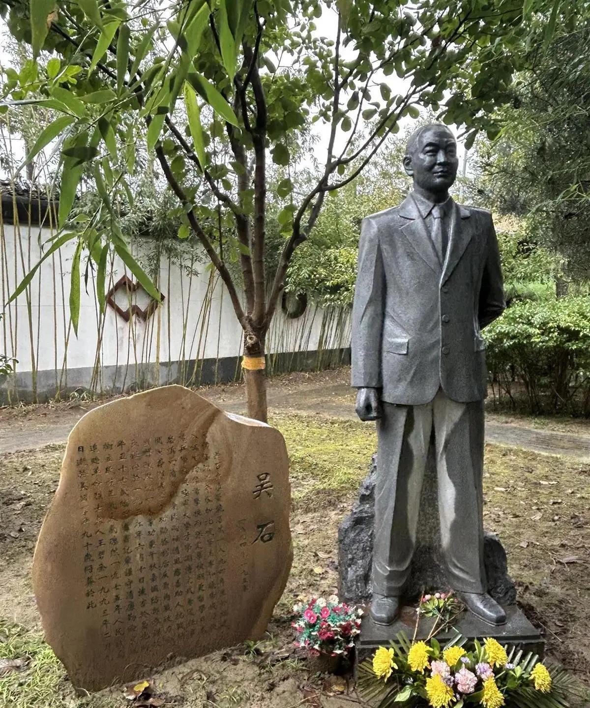 《沉默的荣耀》令人泪目，北京香山吴石将军的墓前摆满了鲜花。谁能想到，吴石将军牺牲