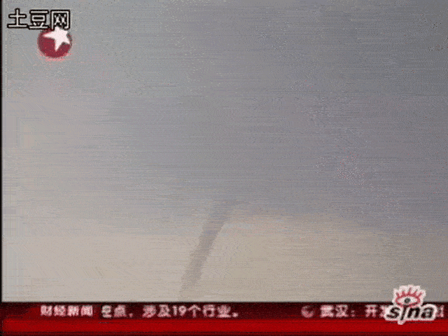 当时江苏高邮东方电视台直播龙卷风拍到龙，打死不承认，次日重播被P成3只大鸟