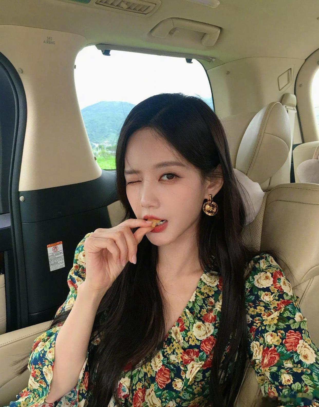 1.李一桐合约确实要到期了，目前暂时没有续约的想法。2.孙俪每天雷打不动十点睡觉