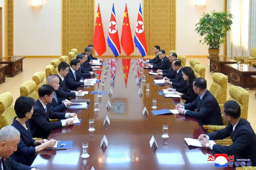 朝鲜超高规格接待中国。平壤顺安机场的中朝国旗与连片花海刚一亮相，就把这次中国代表