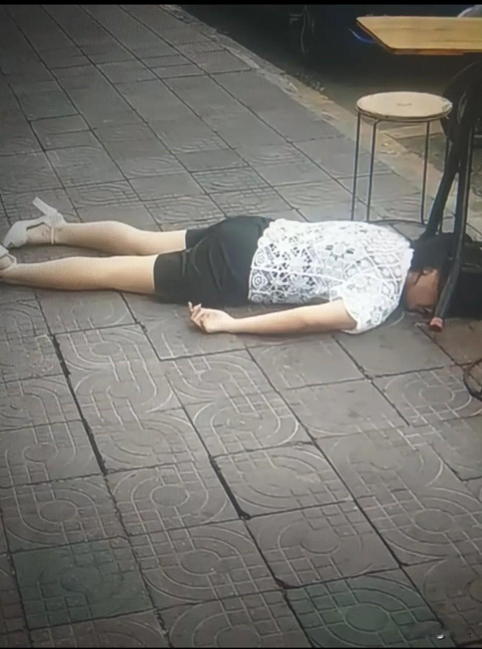 走的太快了,女子刚吃完饭,突然站起,跟跟呛呛转了两圈,一头栽在地上,脸朝下,不会