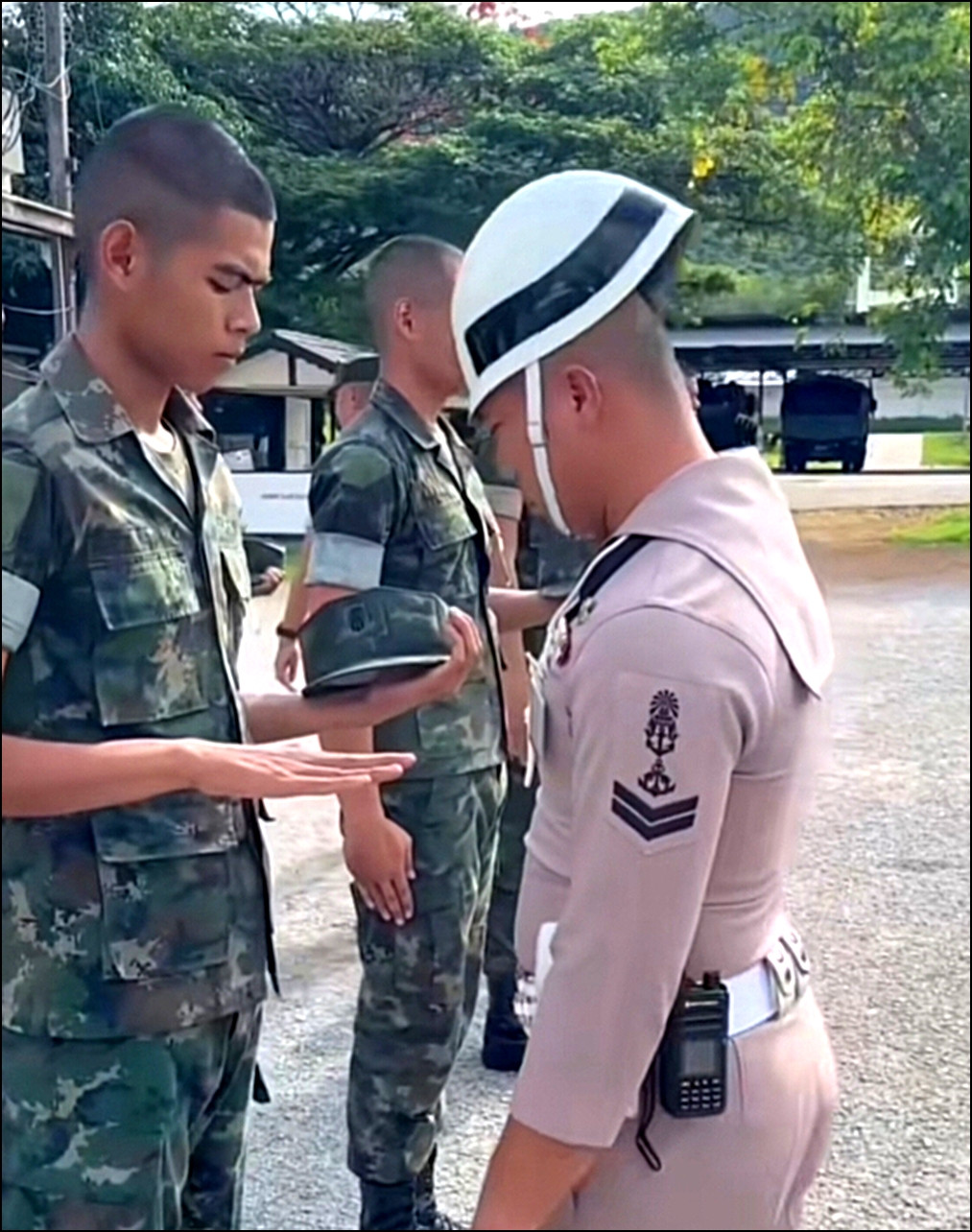 这帽子还能塞下一个脑袋，😓