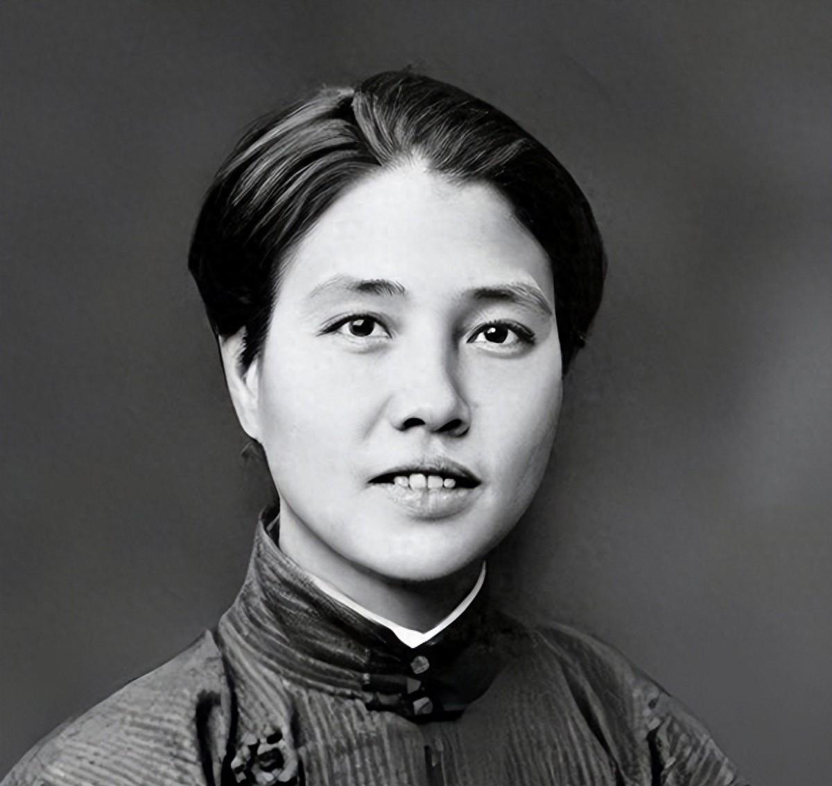 被伟人称为“老祖母” ，我党唯一女创始人，33岁血染旗袍，牺牲细节让人泪目。