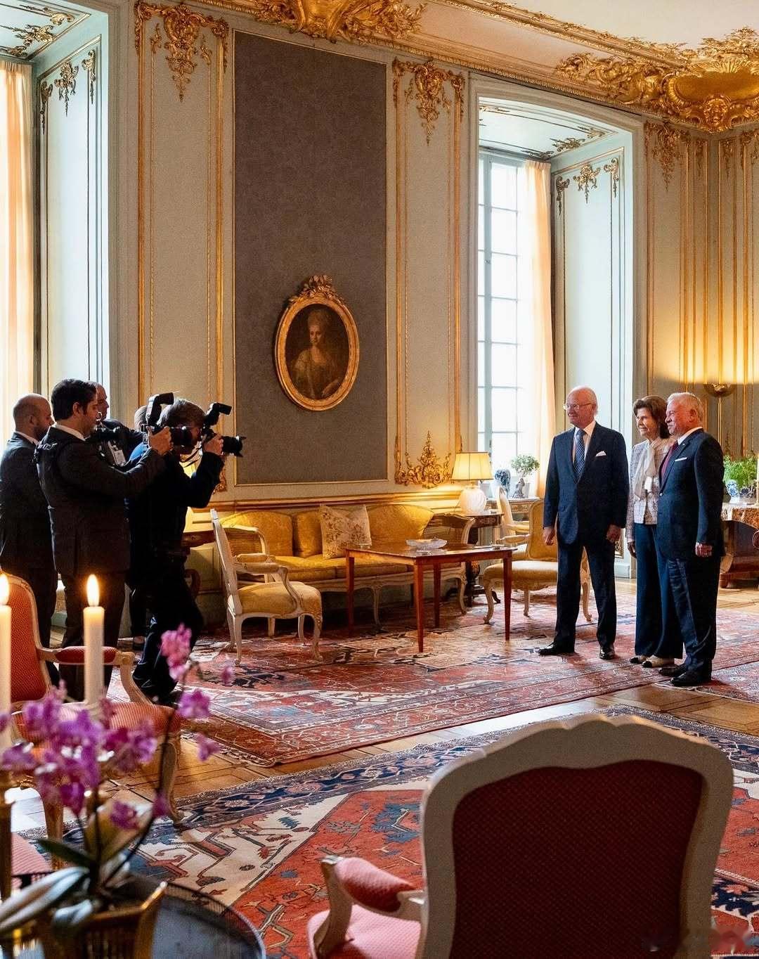 瑞典王室🇸🇪约旦王室🇯🇴10月7日，卡尔十六世·古斯塔夫国王和西尔维