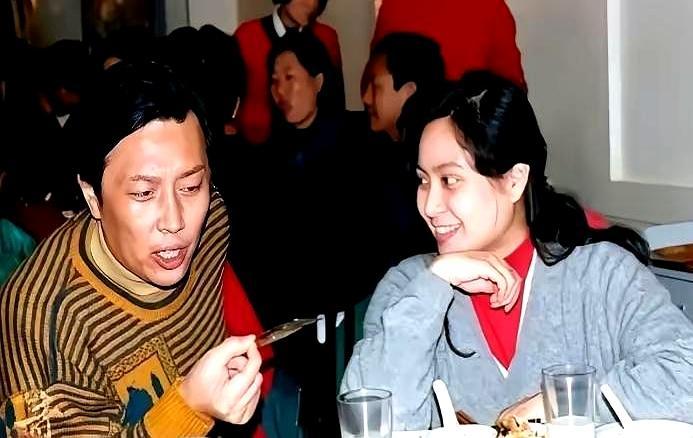 唐国强这个小12岁的妻子，藏得太深了。她叫壮丽，有英国血统，军艺毕业的科班