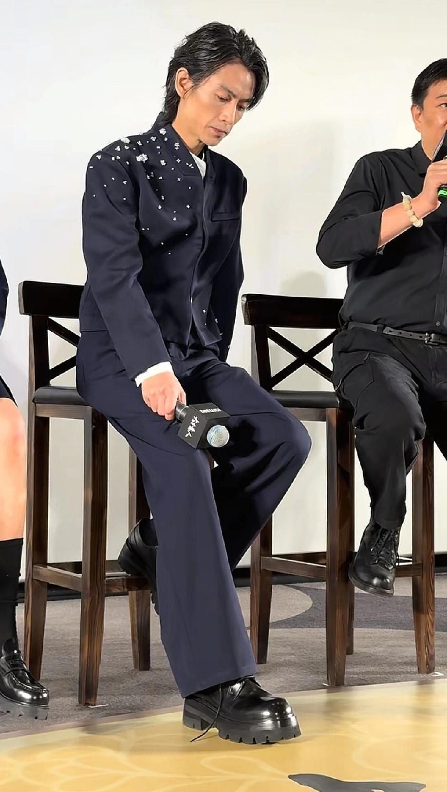 超级大帅哥怎么会变成这样了？脸上一点胶原蛋白都没，这么瘦，是不是靠绝食减肥?没