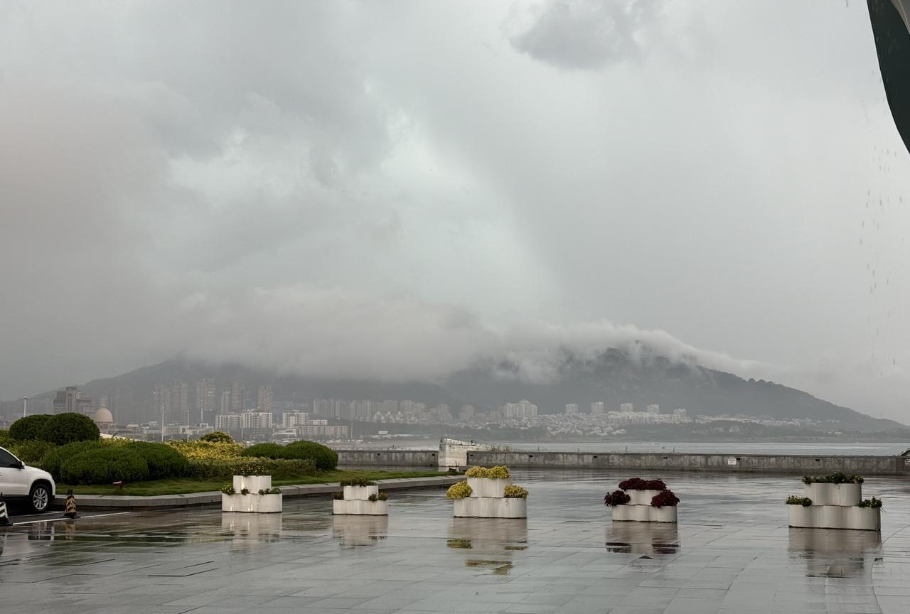 #分享一张你手机里最近拍的风景照#美丽的青岛石老人海水浴场，从城市规划馆望去，有