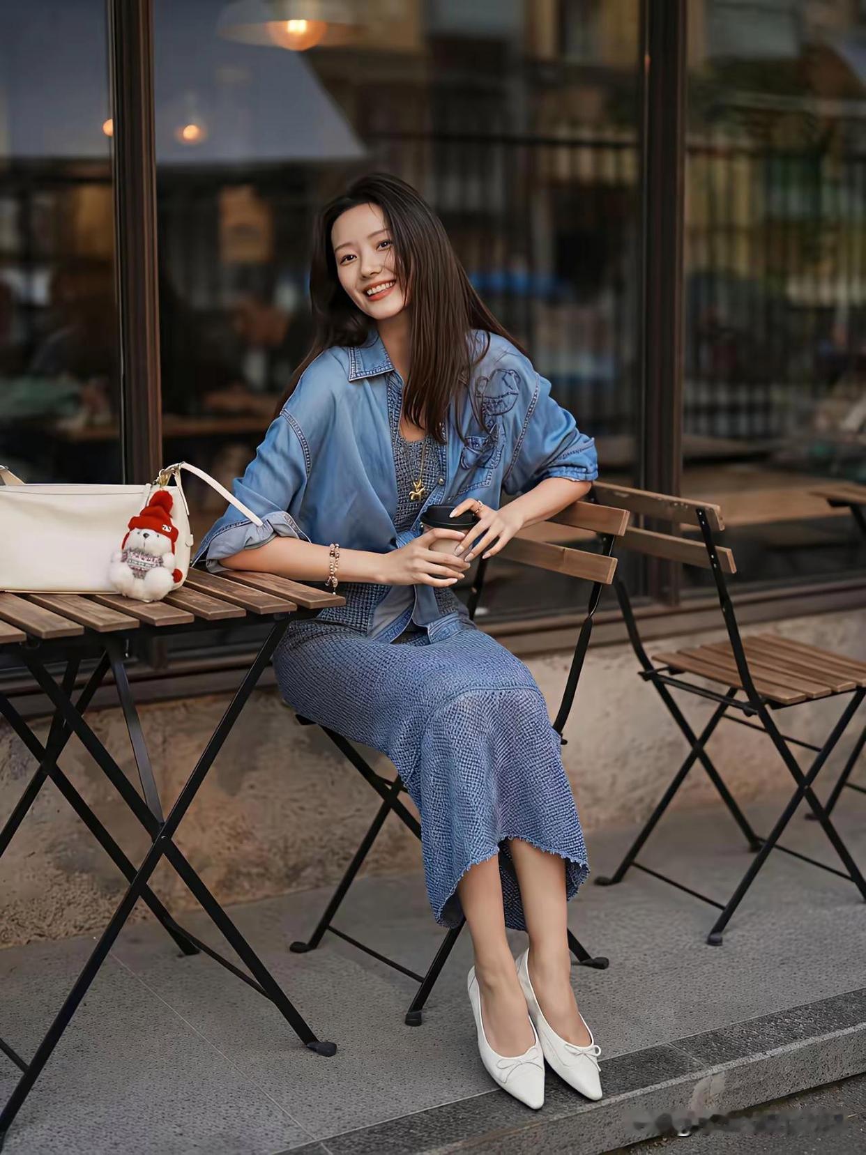 都市街头的悠闲时光，咖啡馆前的微笑女孩
