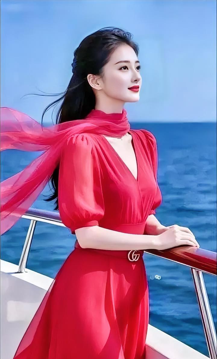 海天红韵碧海蓝天，一袭红裙轻扬，纱巾如风，诉说着远方的向往。倚靠船舷