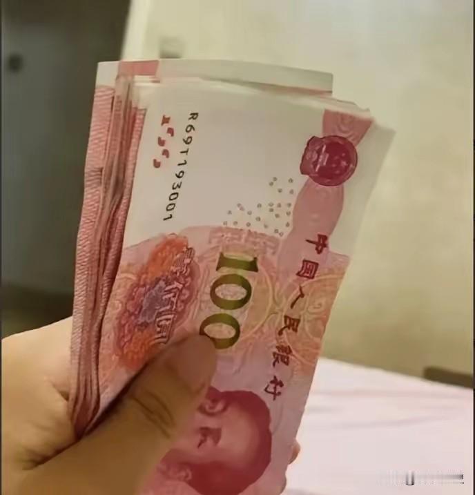 我婆婆72岁，有退休金5000块钱，足够令她养老无忧，生活得很好了，但是她偏要每