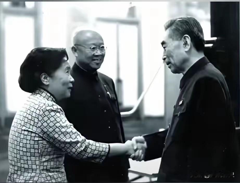 这张老照片你肯定没见过这张老照片拍摄于1973年10月15日，在北京人民大会