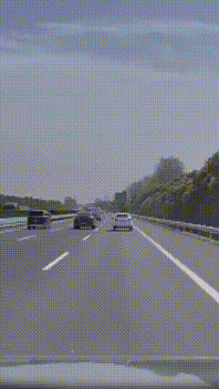 像极了小两口吵架，这起车祸让网友见笑了。4月6日，扬溧高速：一黑一白两辆小车，