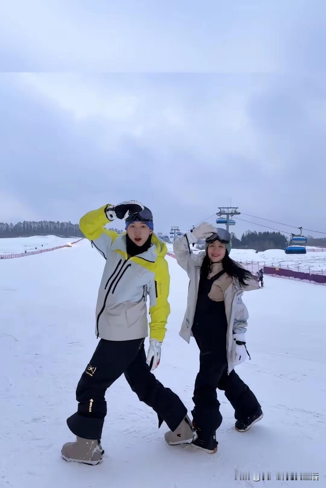 李嘉格和小男友董义枫，又跑到长白山去滑雪了。俩人真的是爱的热烈，官宣以后去日本