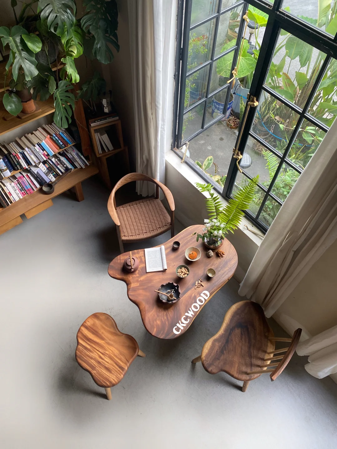 我家阳台的松弛感｜几件原木桌椅氛围感拉满
