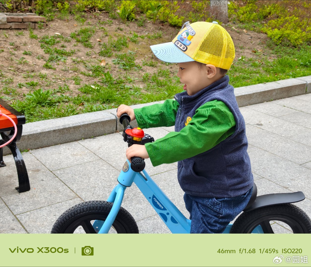 回来就粘着我不让我上班