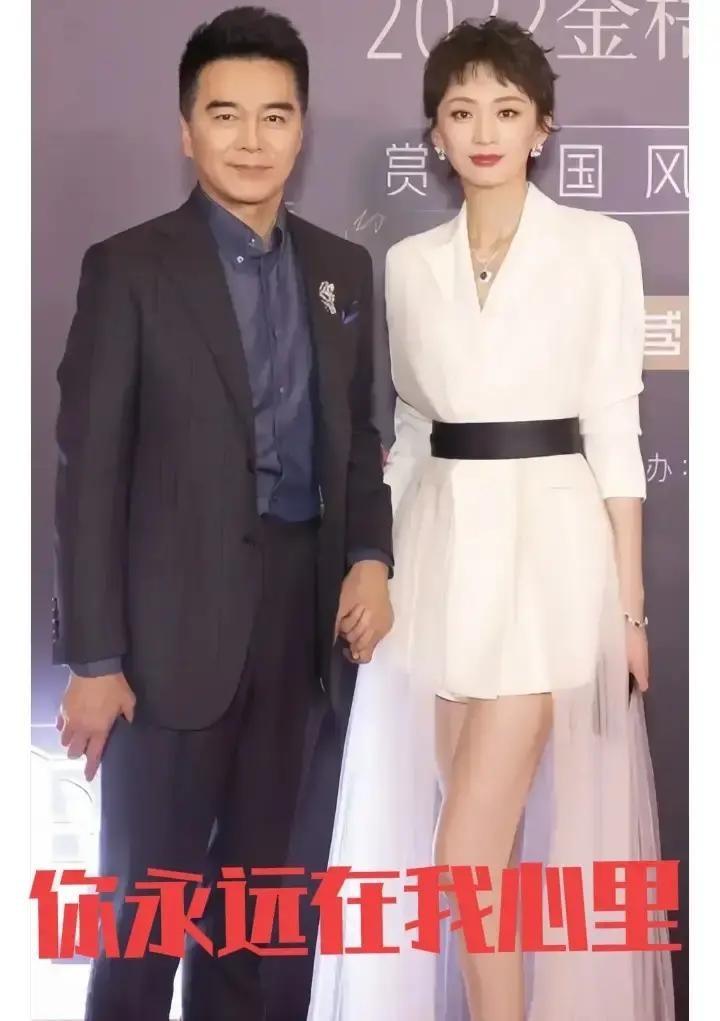 许亚军凌晨一点突然甩出一张黑白旧照，配一句“你永远在我心里”照片里他穿复古西装，